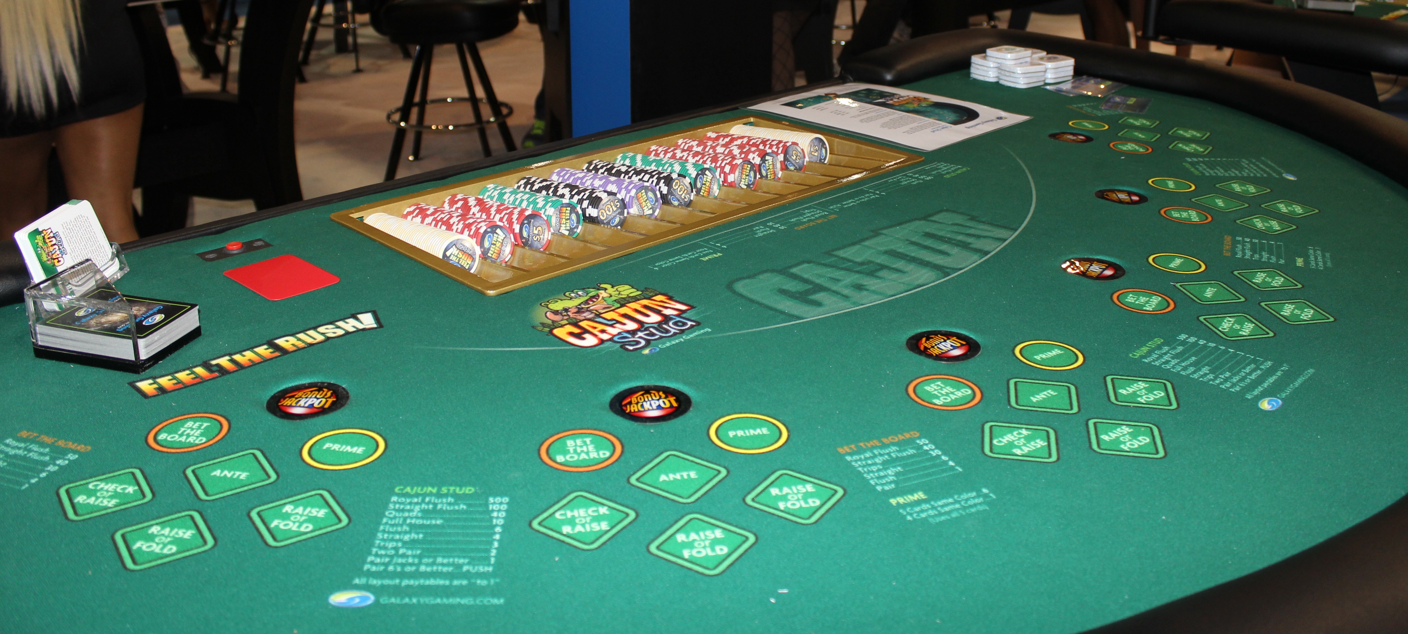 Foldable poker table