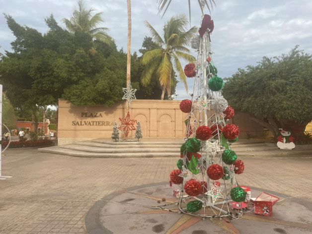 kirkon ulkopuolella oleva aukio