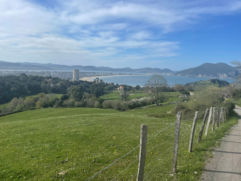 दूर लोरेडो दिखाई दे रहा है