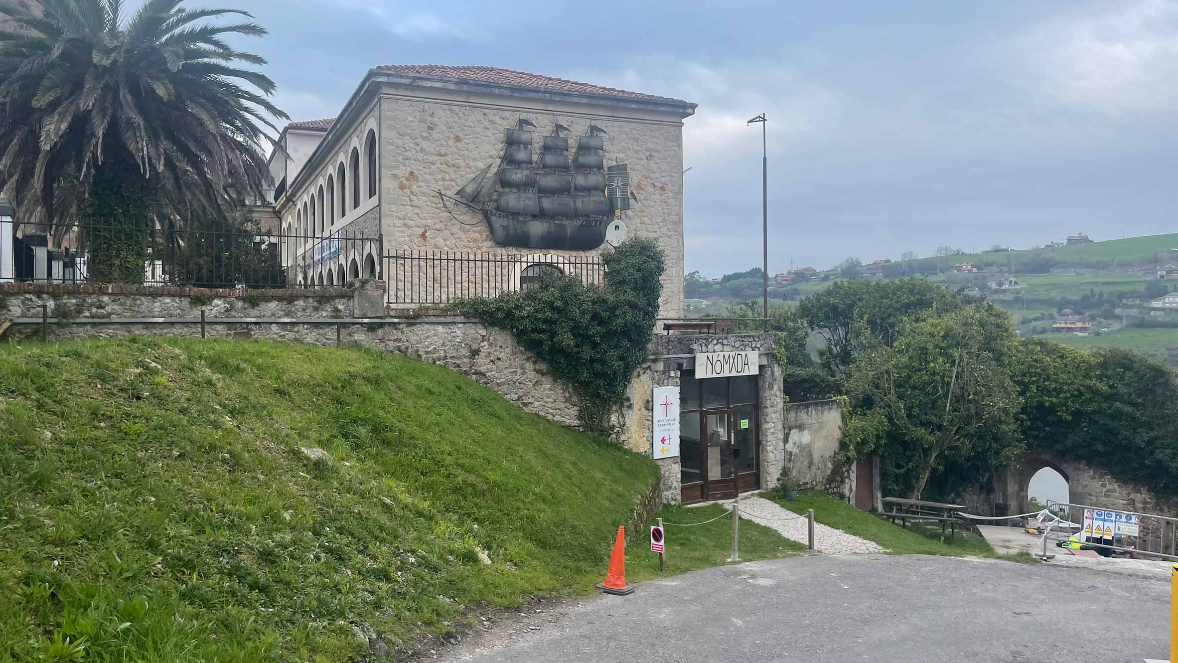 Nómada Albergue entrance